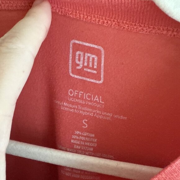 GM Officially Licensed Women’s Sm Cropped T-Shirt Chevrolet Camaro Bumblebee Car - Picture 2 of 9